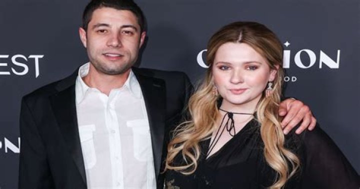 Michael Clifford Biography, Relationship with Abigail Breslin, Height, Age, Girlfriend