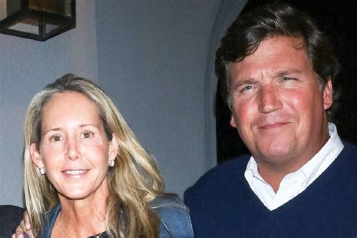 How tall is Tucker Carlson's wife?