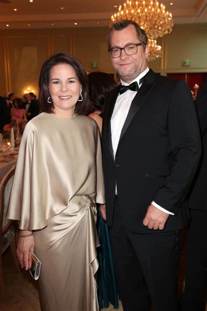 Who is Annalena Baerbocks Husband Daniel Holefleisch Wiki, Age, DHL, Lobby, Salary, Career, Insta